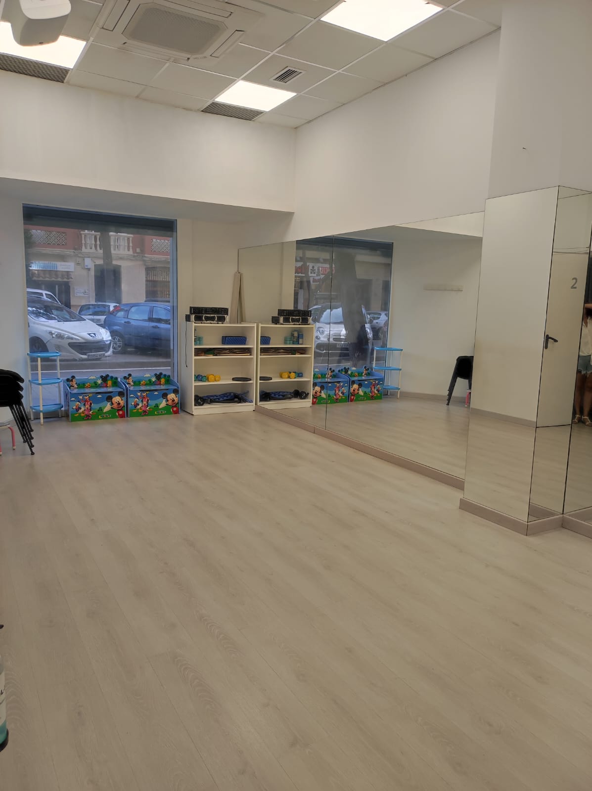 Sala de baile con espejos y material de entrenamiento